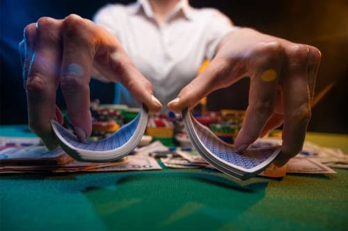 Comment devenir croupier de casino en France : Le guide complet